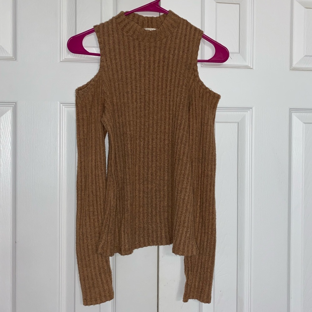 Cold shoulder long sleeve ribbed top